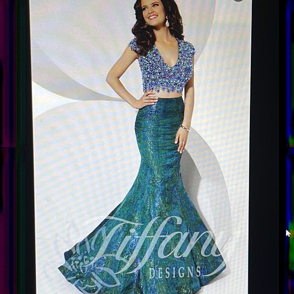 Gorgeous Tiffany 2-piece gemmed gown 6 - Picture 16 of 16